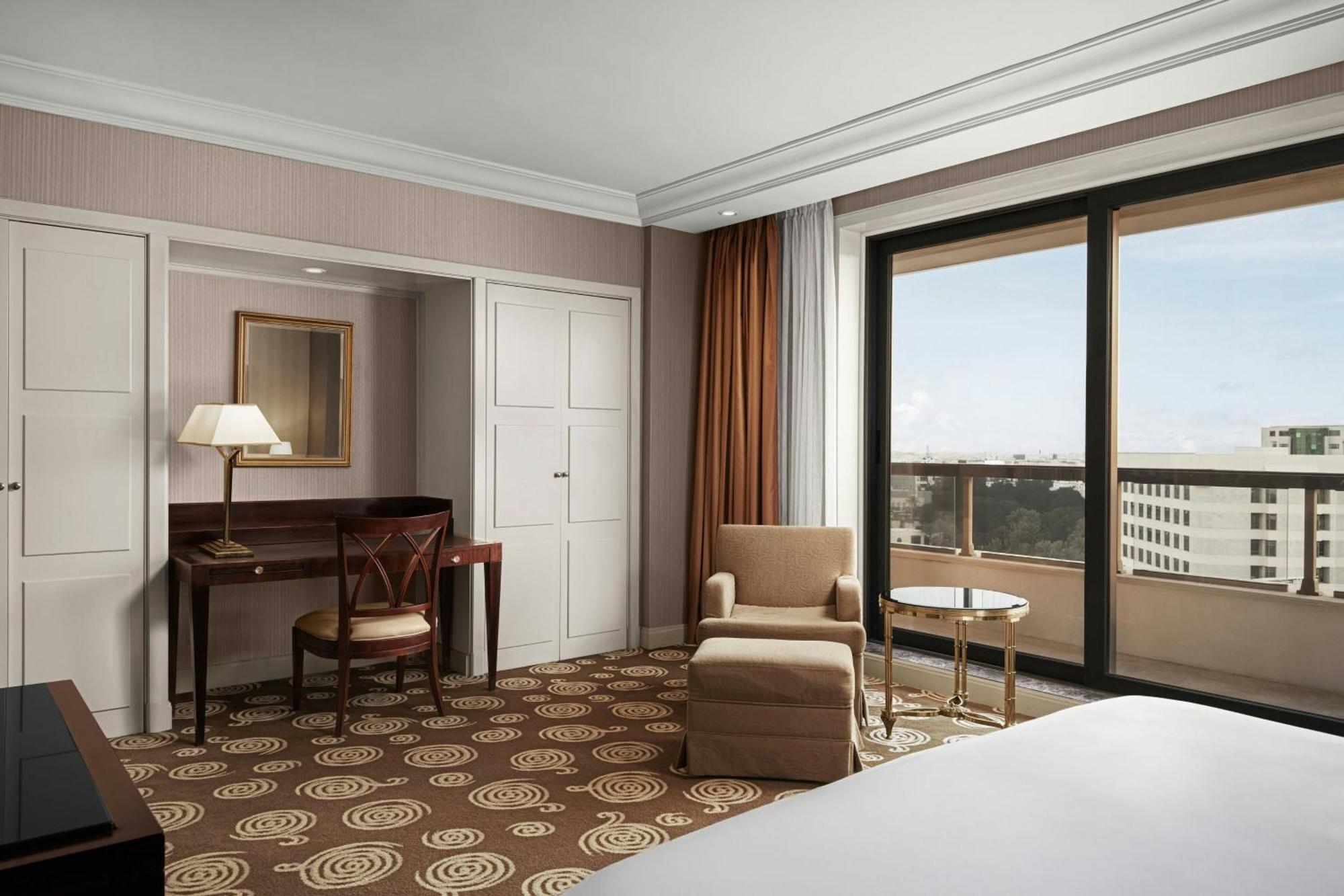 Club King Bed Club lounge access Guest room 1 King,1742617732:JPEG